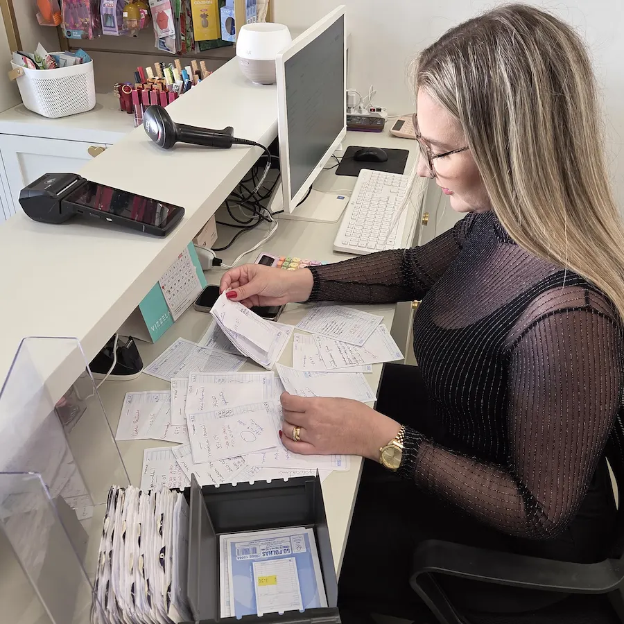 Crediário controlado em fichas de papel empilhadas no balcão da loja
